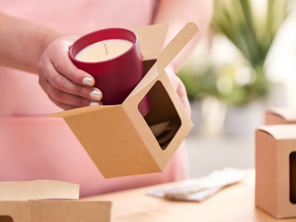 Artisane préparant ses produits dans son atelier