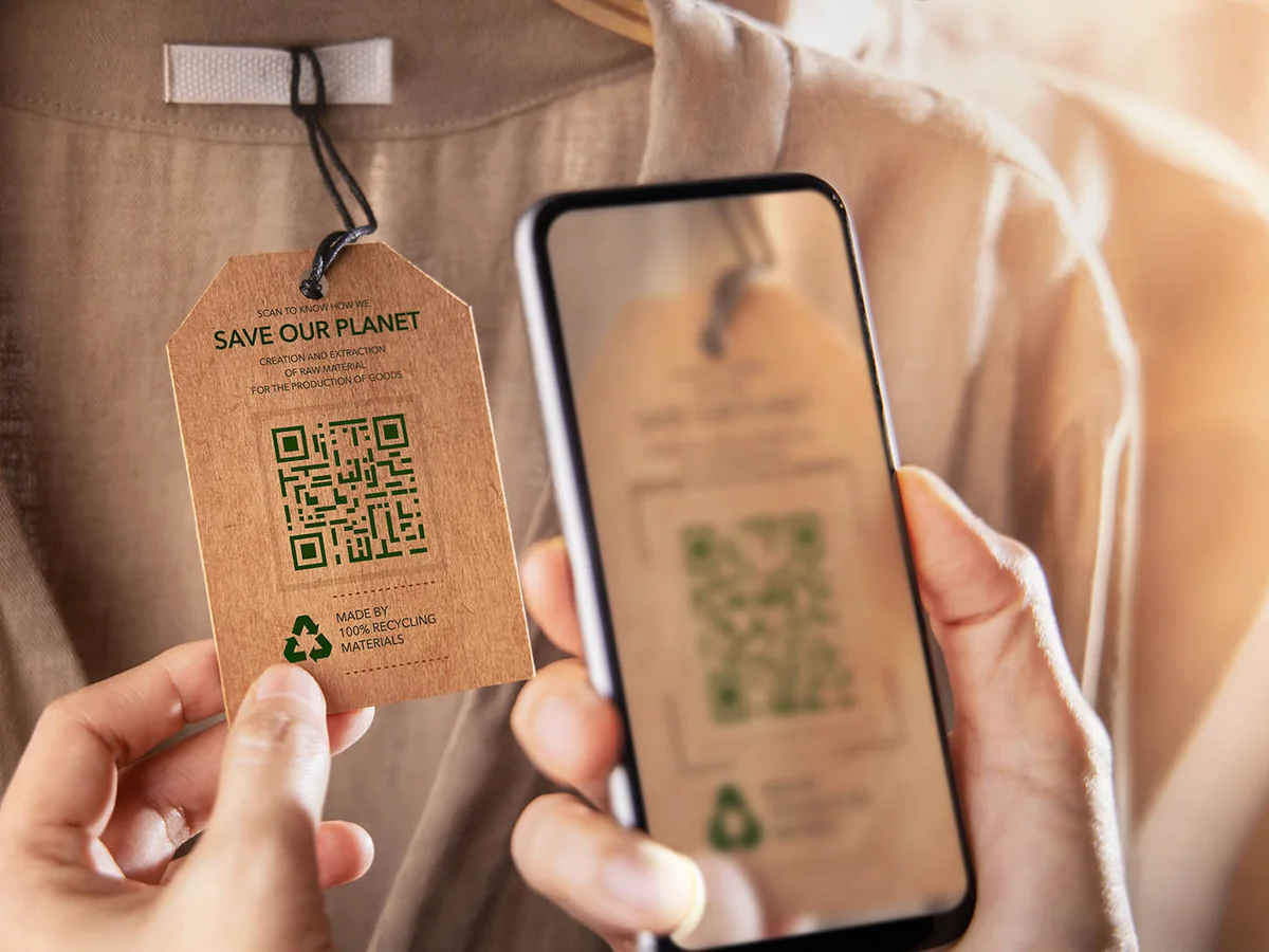 QR code imprimé sur l'étiquette d'un produit, scanné au smartphone