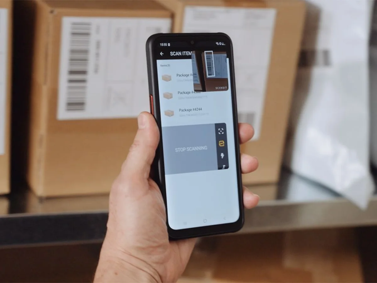 Scan d'un colis au smartphone — suivi des scans en temps réel